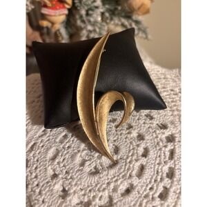 VTG Crown Trifari Brushed Gold Tone Split Leaf Pin Brooch 1955-1969 Philippe Era